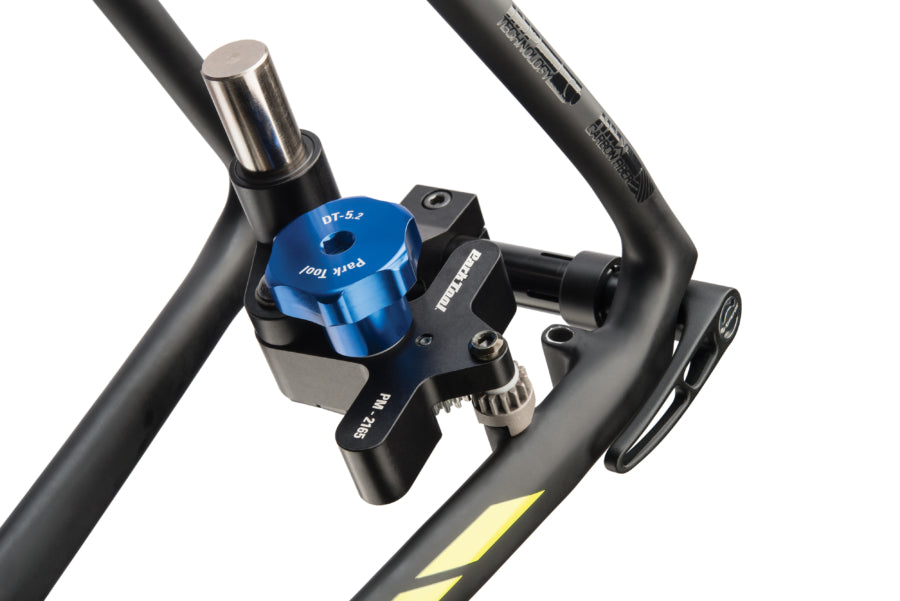 Park Tool DT-5.2 mentre spiana un attacco Flat Mount posteriore