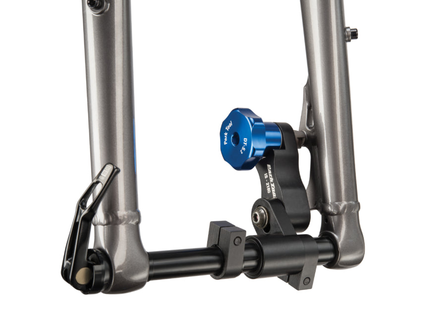 Park Tool DT-5.2 montato per spianare un attacco IS Mount su una forcella fat bike