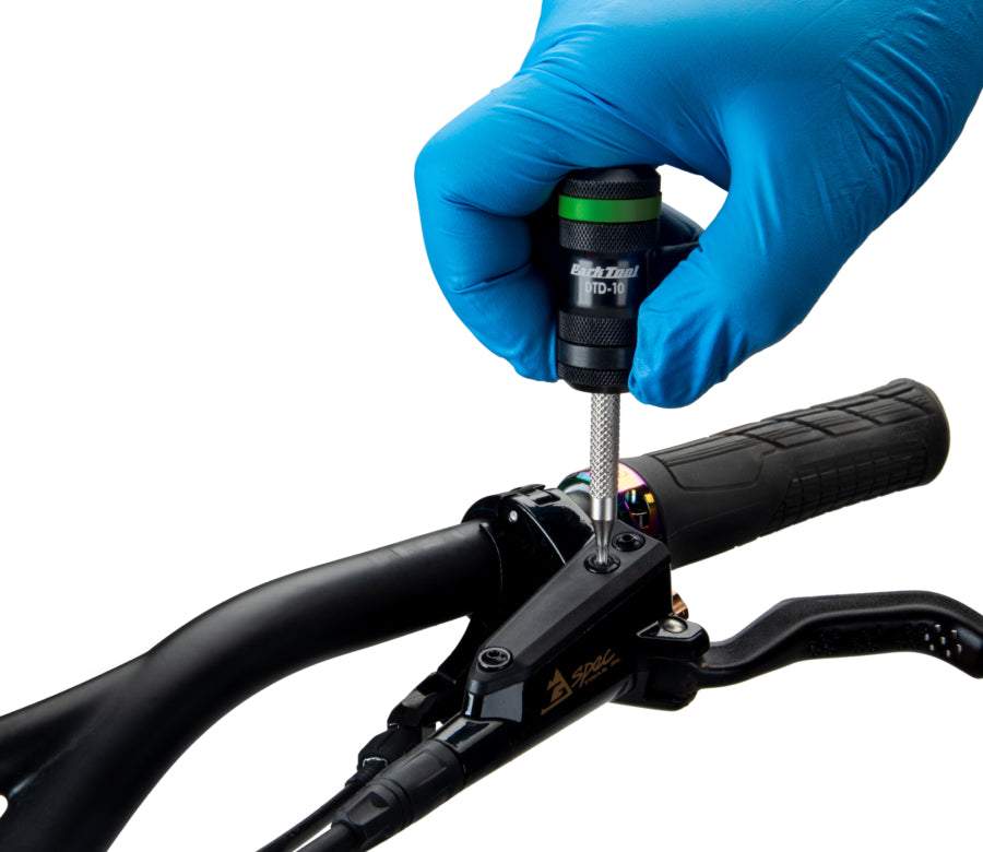 Park Tool DTD-10 utilizzato su una leva freno per manubrio piatto