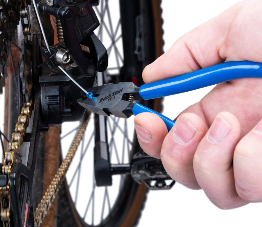 Park Tool EP-1 mentre crimpa un capocorda su un deragliatore da MTB
