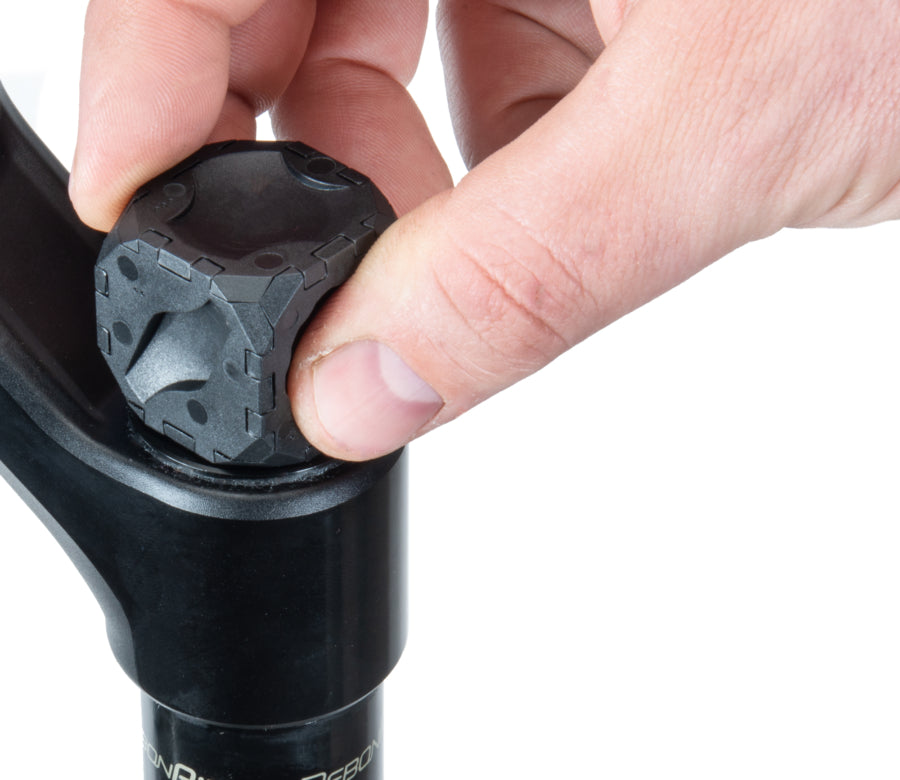 Park Tool FCT-1 utilizzato per rimuovere un tappo della forcella