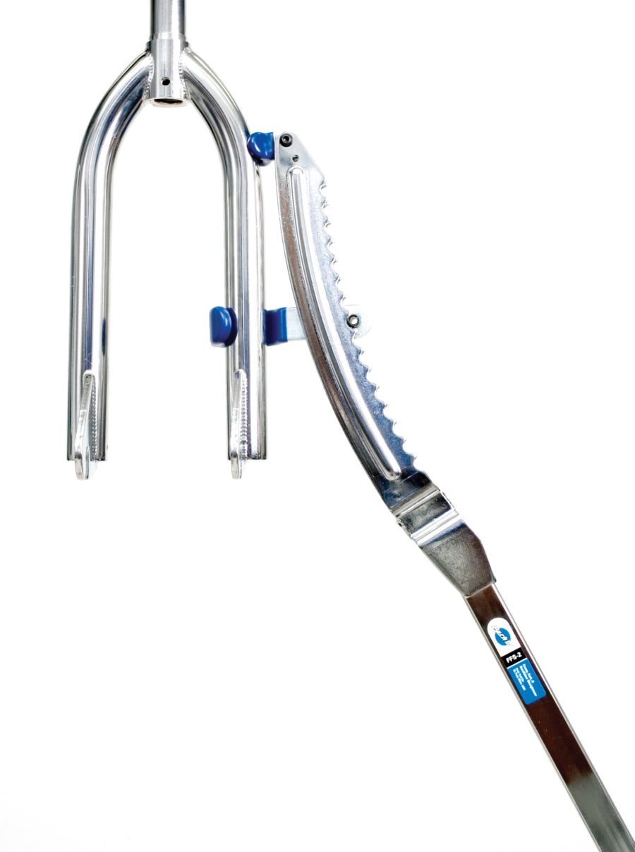Park Tool FFS-2 mentre raddrizza uno stelo della forcella