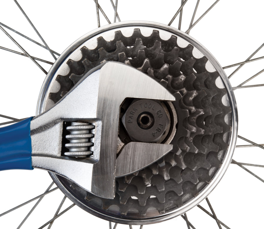 Park Tool FR-4 azionato con una chiave inglese per smontare una ruota libera