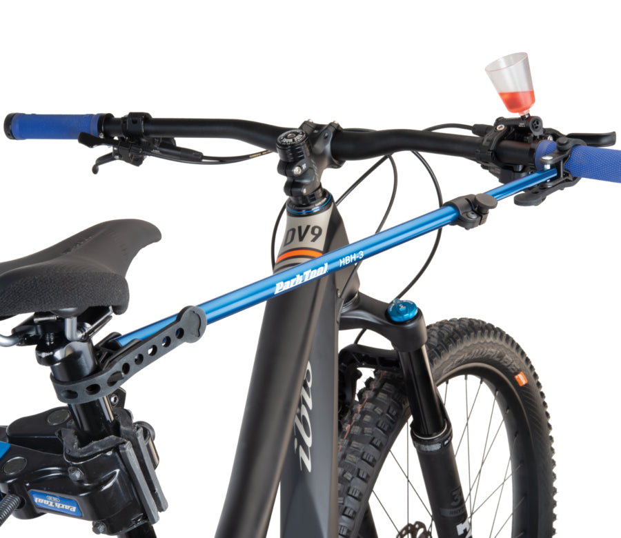 Park Tool HBH-3 che tiene fermo il manubrio di una MTB durante lo spurgo del freno