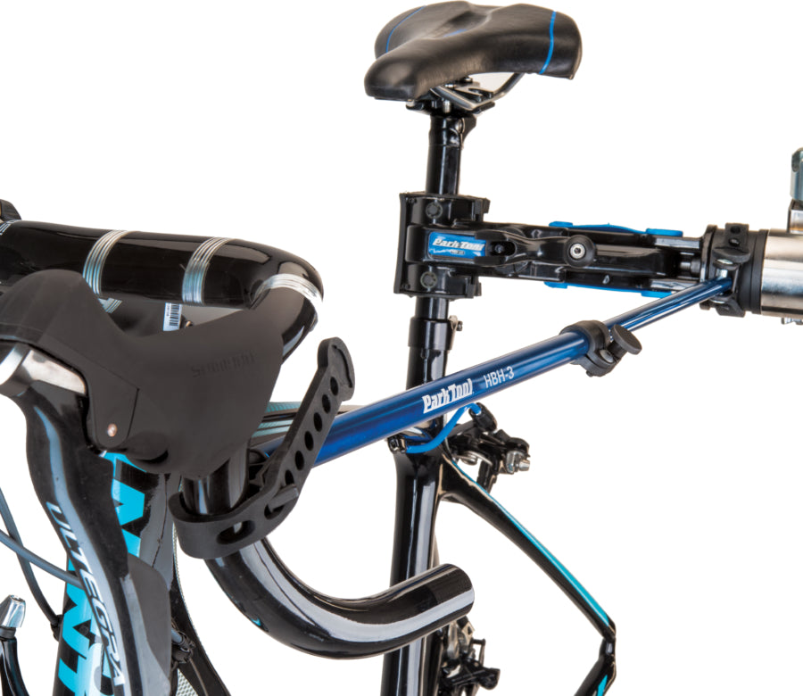 Park Tool HBH-3 che tiene fermo il manubrio da corsa di una bicicletta sul cavalletto da officina