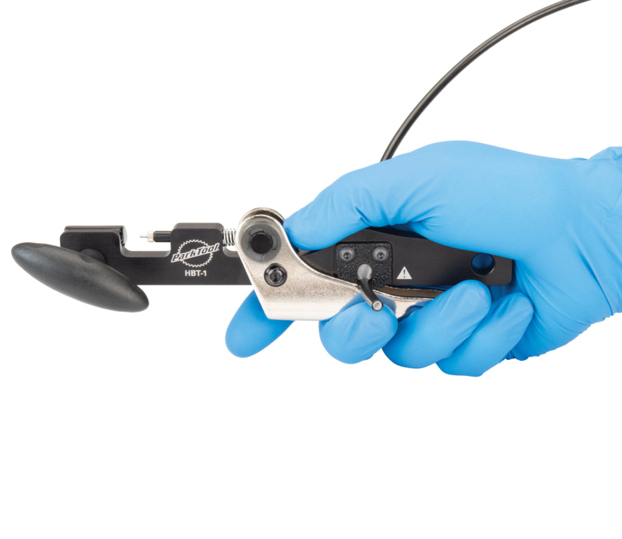 Park Tool HBT-1 mentre taglia un tubo freno idraulico