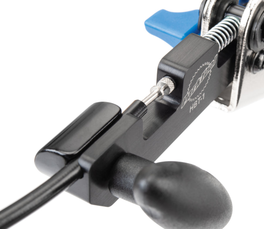 Park Tool HBT-1 mentre installa un inserto per tubo freno
