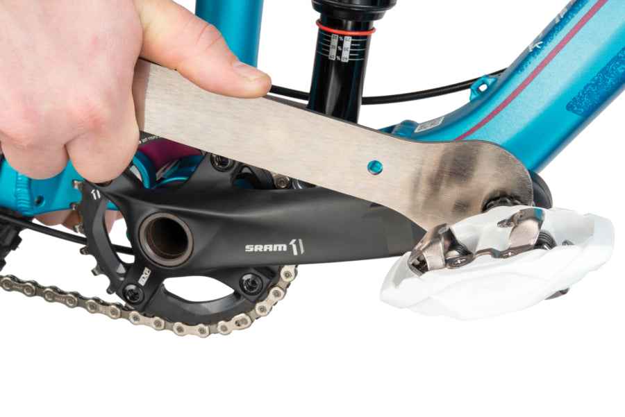 Park Tool HCW-16.3 mentre monta un pedale piatto da 15 mm