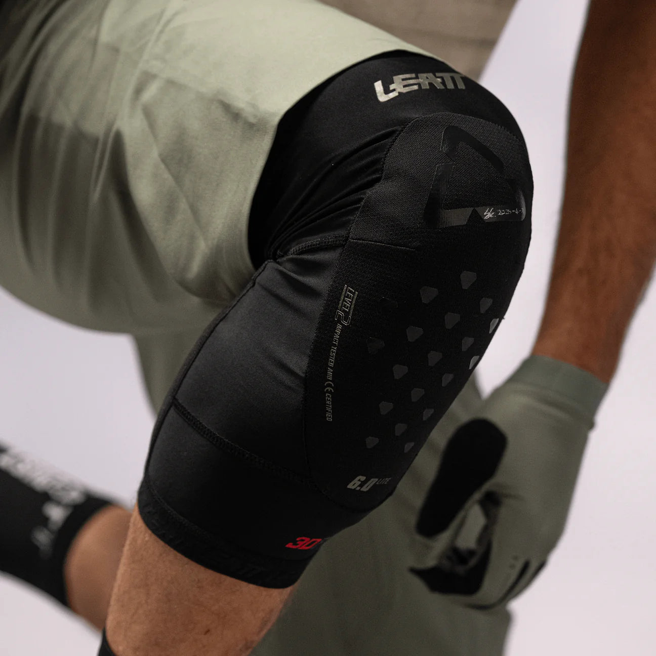 LEATT 6.0 EVO LITE ginocchiere Nero