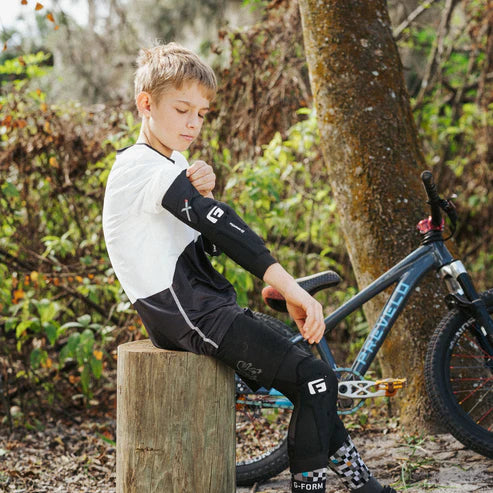 G-FORM PRO-X4 Gomitiere per bambini nero