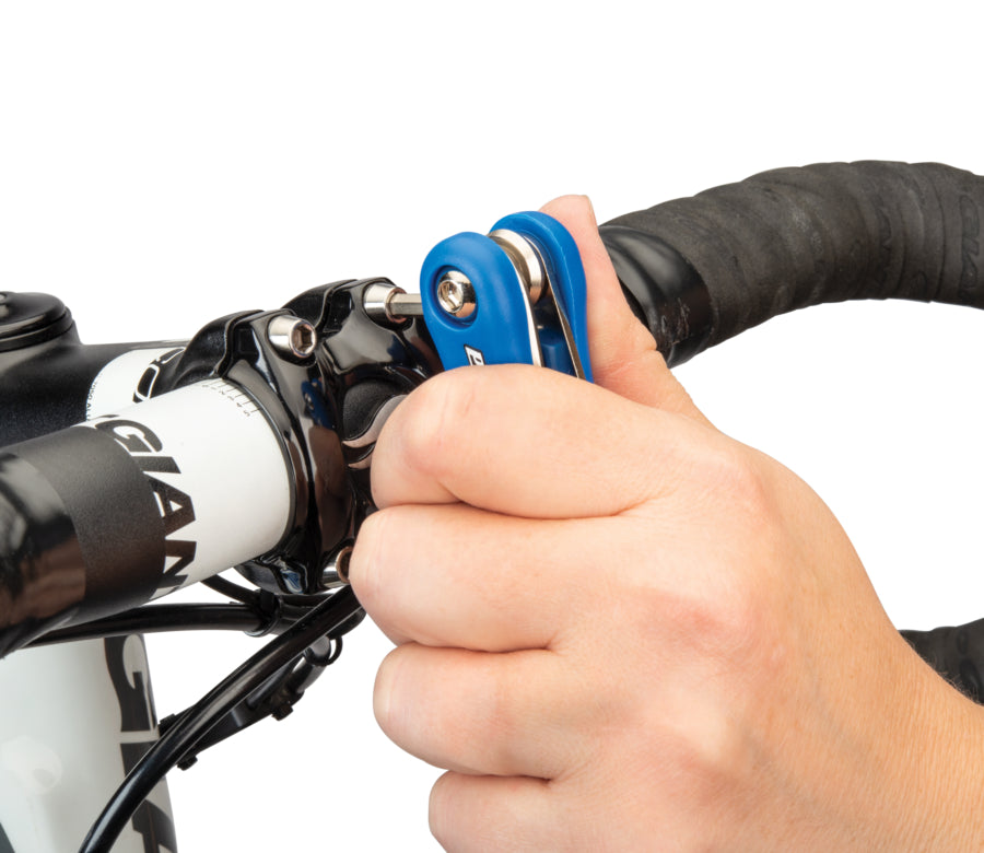 Park Tool MTC-10 mentre allenta i bulloni dell'attacco manubrio