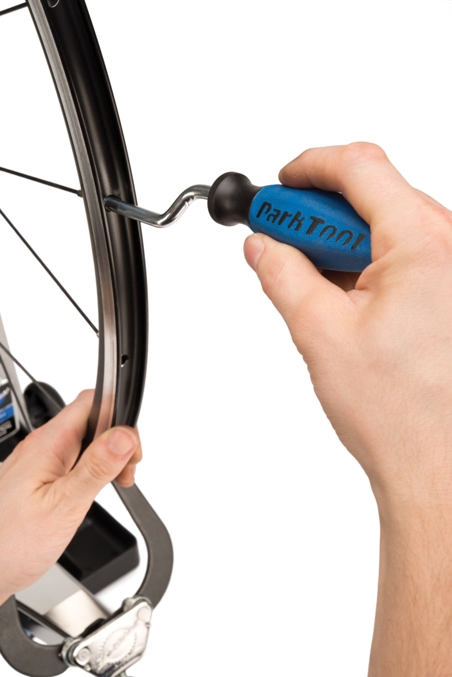 Park Tool ND-1 che avvita i nippli dei raggi su una ruota