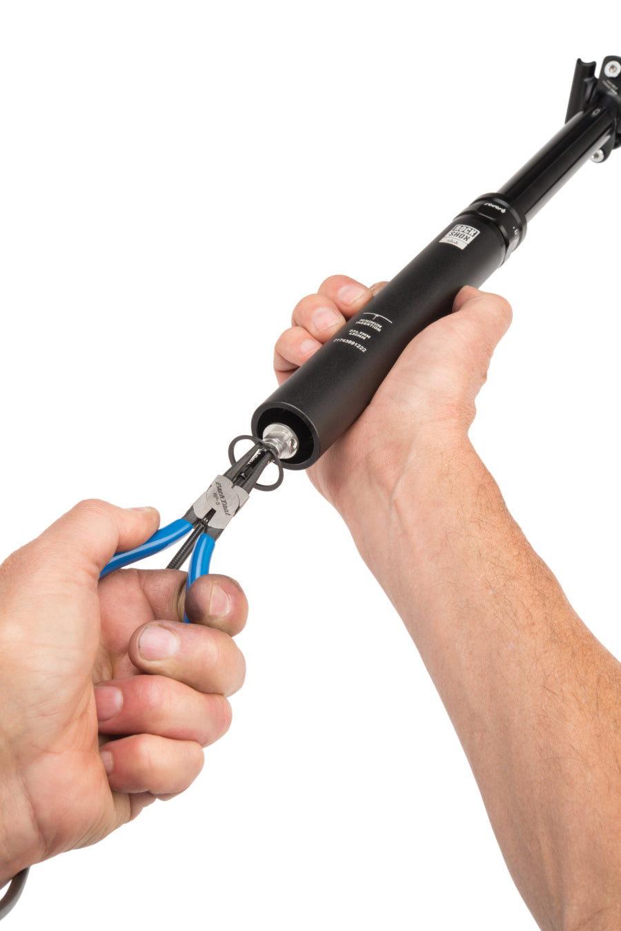 Park Tool RP-5 mentre rimuove un anello Seeger da un reggisella RockShox Reverb