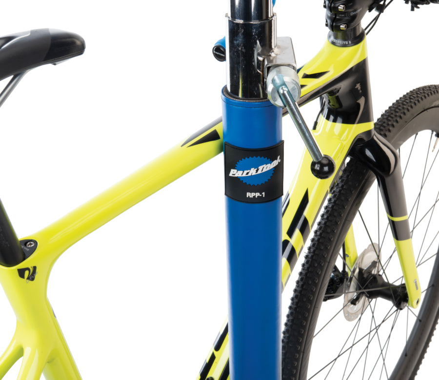 Park Tool RPP-1 con una bicicletta appoggiata al cavalletto da officina