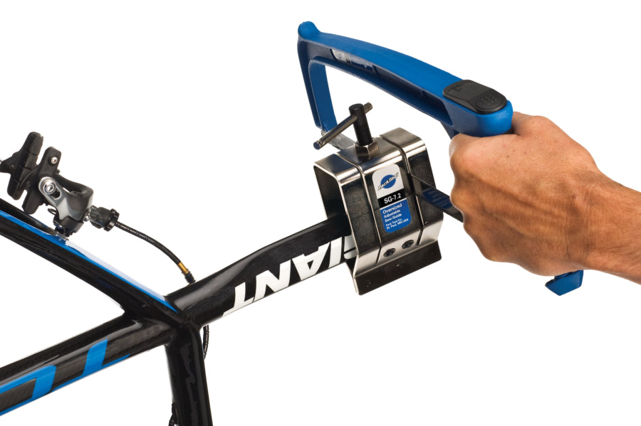 Park Tool SG-7.2 fissato a un reggisella aerodinamico durante il taglio
