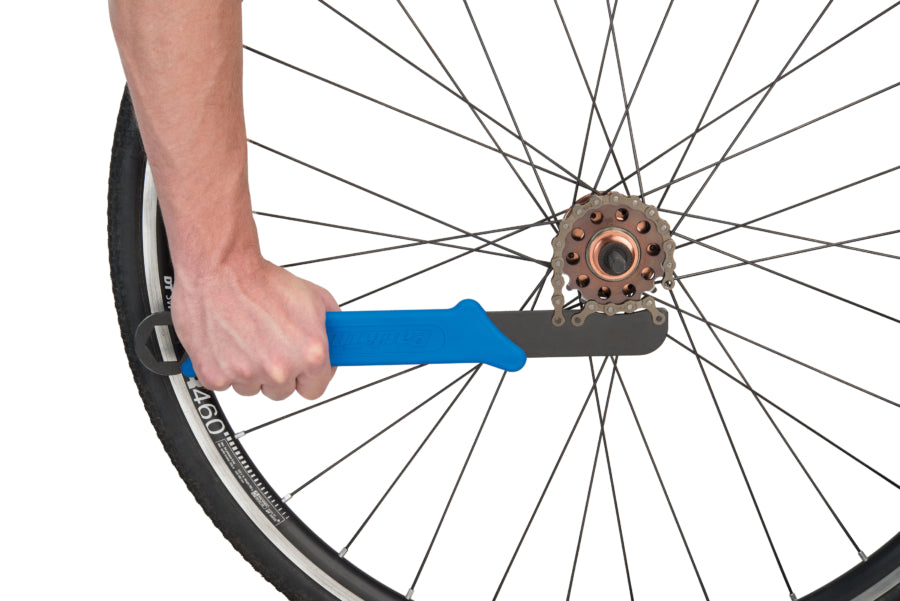 Park Tool SR-18.2 che smonta un pignone monovelocità