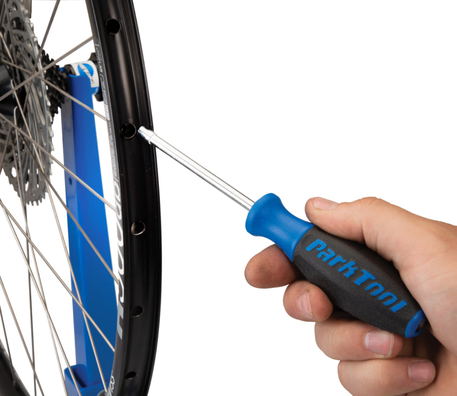 Park Tool SW-17 inserita nel cerchio per raggiungere un nipplo interno