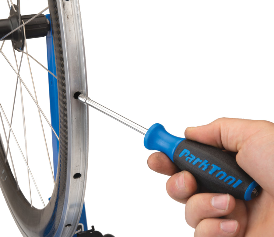 Park Tool SW-19 inserito nel cerchio per raggiungere un nipplo interno