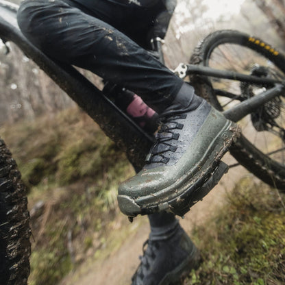 Scarpe MTB CRANKBROTHERS SEAL indossate