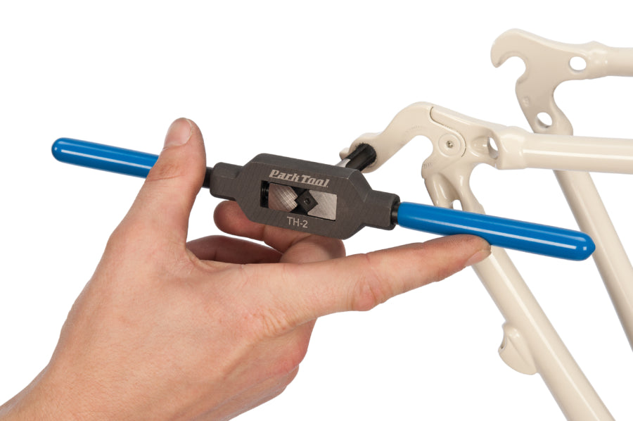 Park Tool TH-2 mentre aziona un maschio TAP-10 su un forcellino del cambio