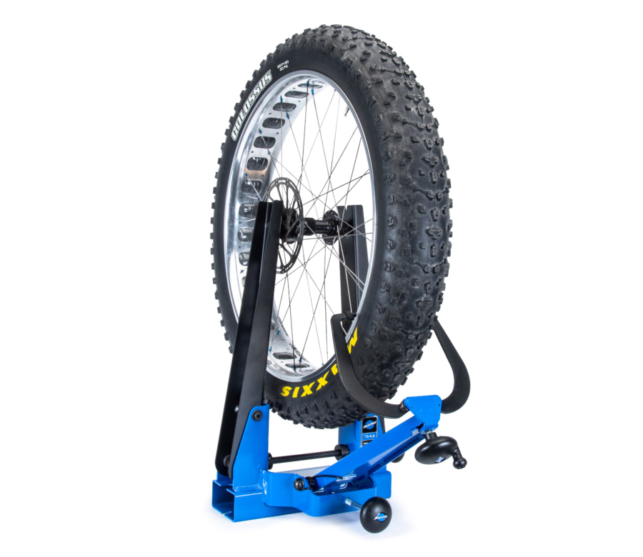 Park Tool TS-4.3 che sostiene una ruota fatbike con copertone