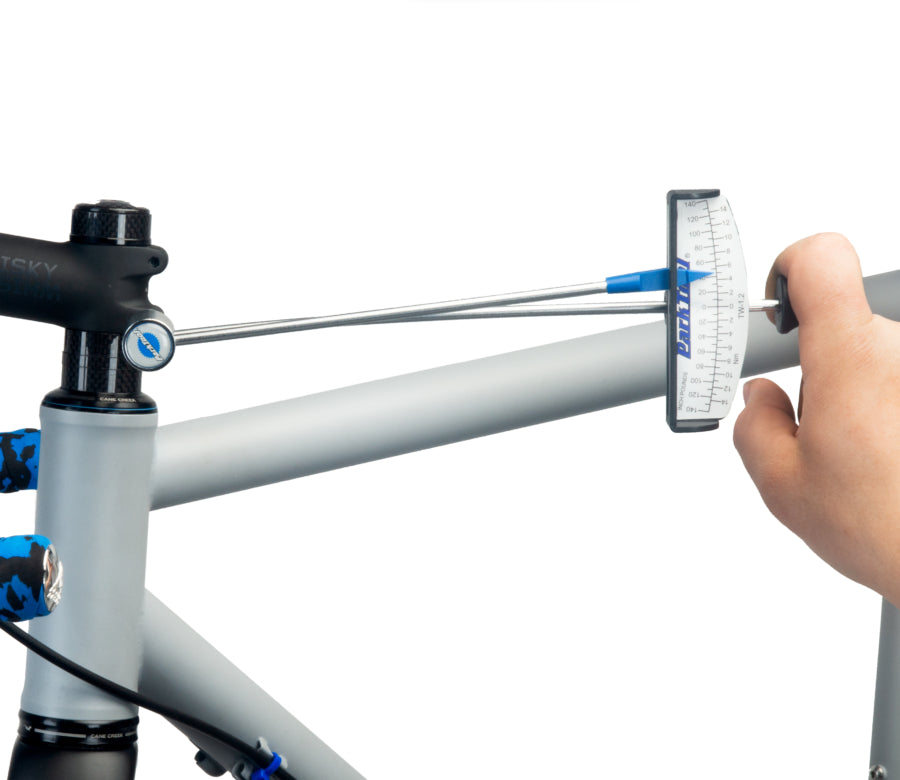 Park Tool TW-1.2 mentre serra un bullone dell'attacco manubrio