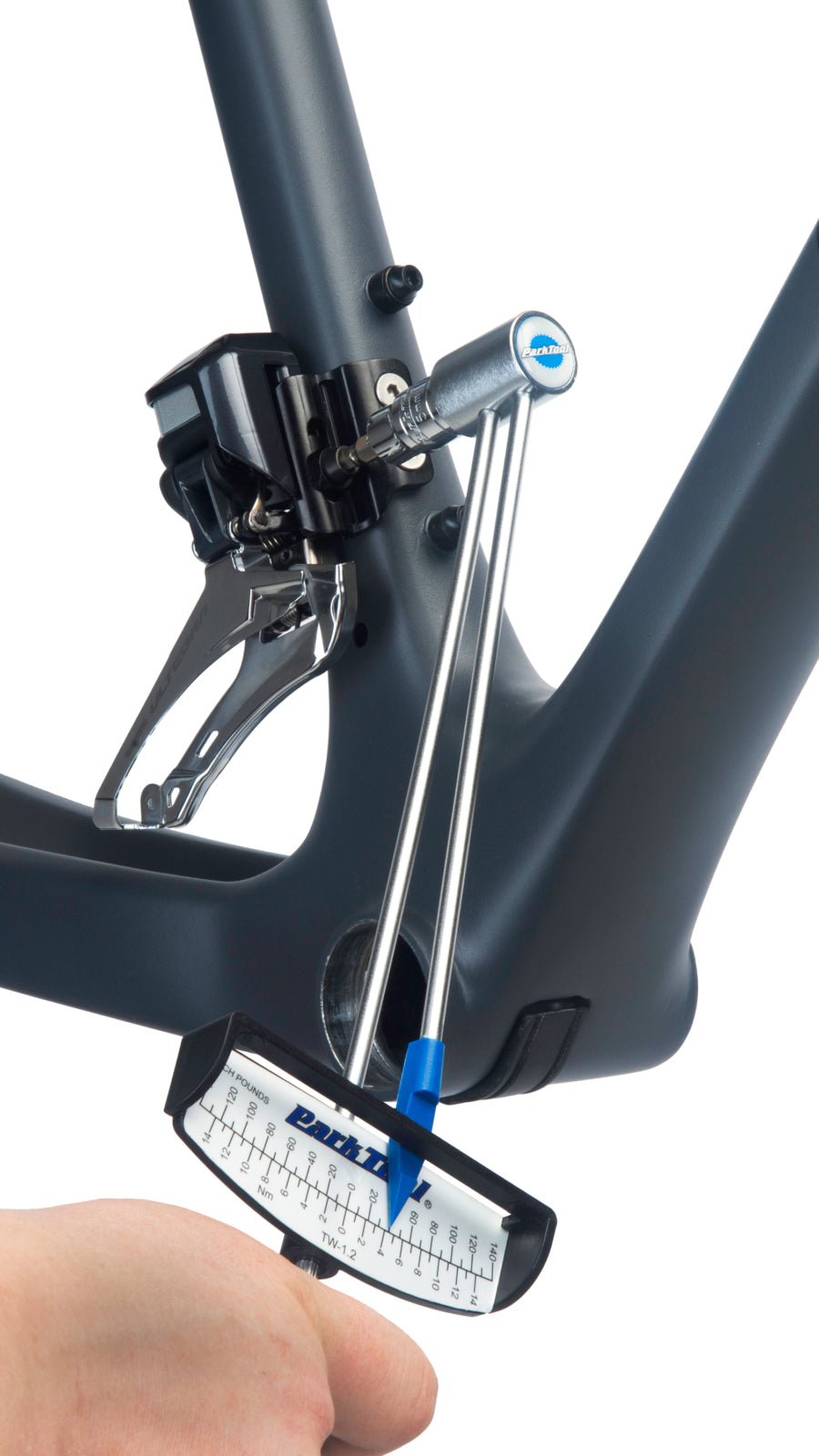 Park Tool TW-1.2 mentre serra un bullone del deragliatore anteriore