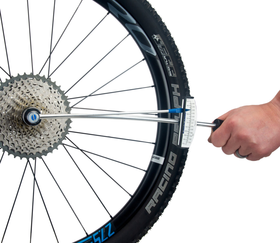 Park Tool TW-2.2 mentre serra una cassetta MTB