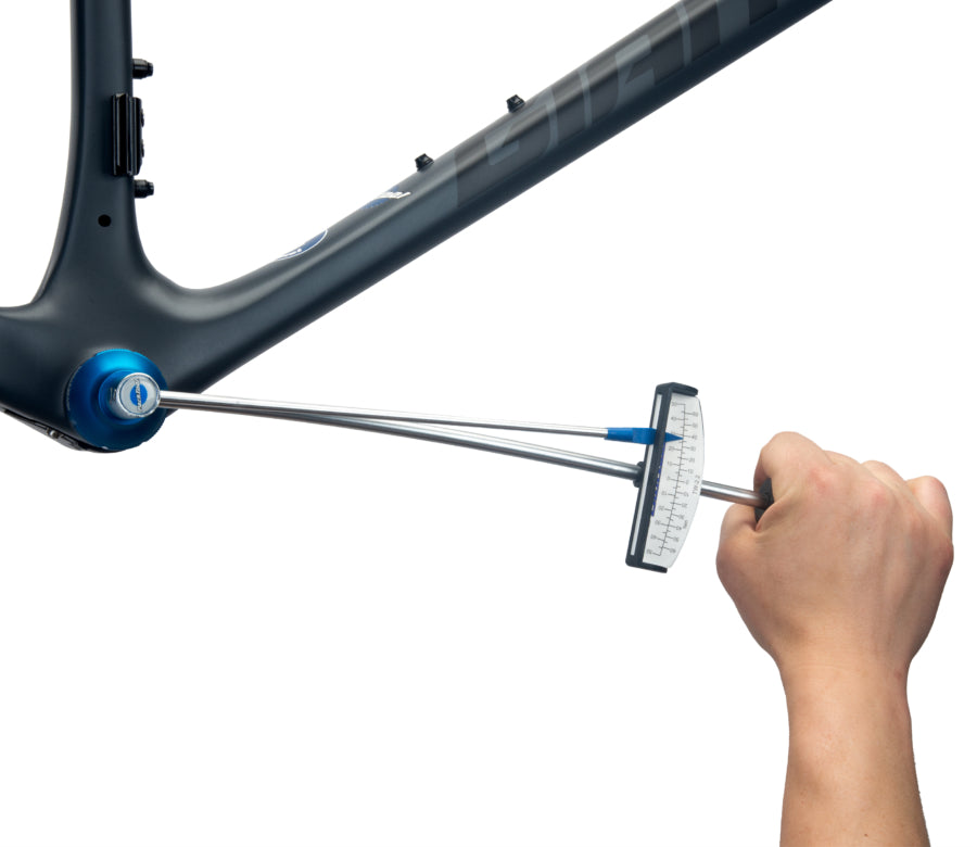 Park Tool TW-2.2 che aziona un utensile Park Tool per movimento centrale