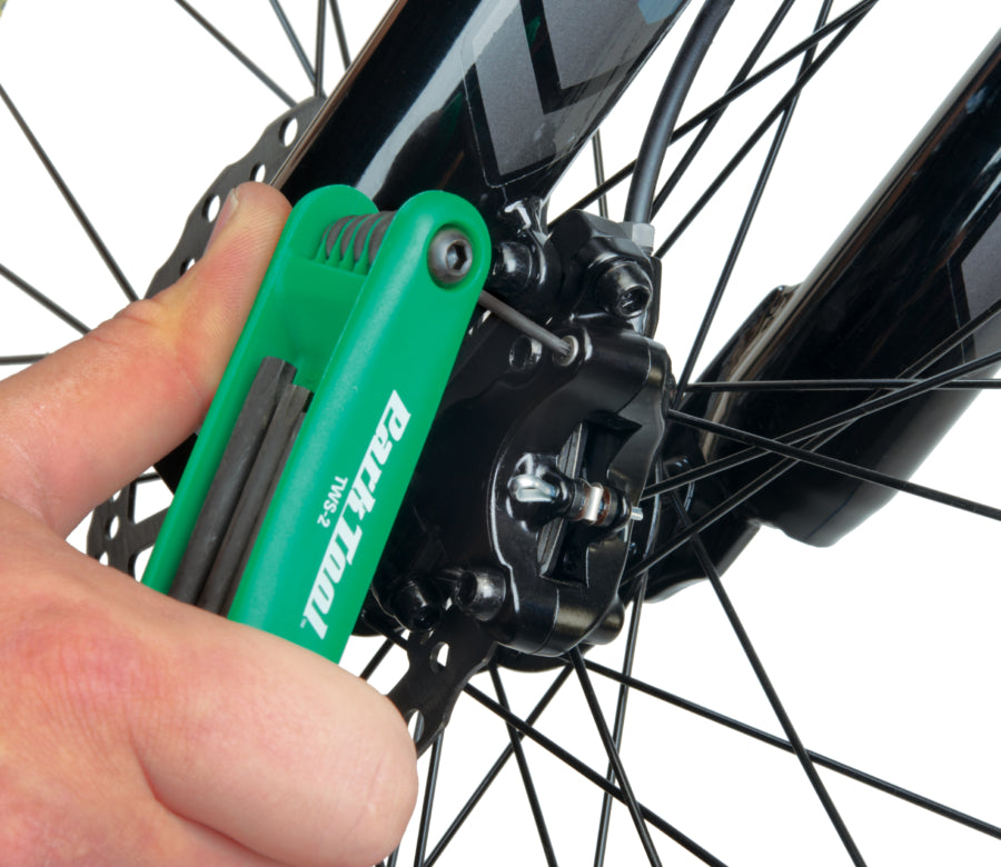 Park Tool TWS-2 mentre serra una vite di spurgo del freno idraulico