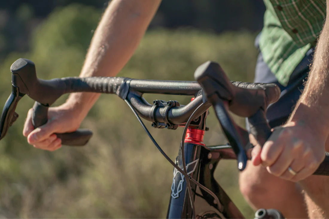 Manubrio Gravel REDSHIFT Top Shelf con inclinazione di 10° e rialzo di 70 mm
