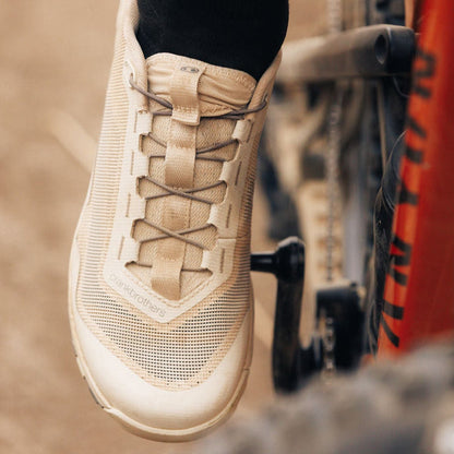 Scarpe da MTB CRANKBROTHERS MALLET TRAIL VENT SPEEDLACE grigio chiaro — in uso
