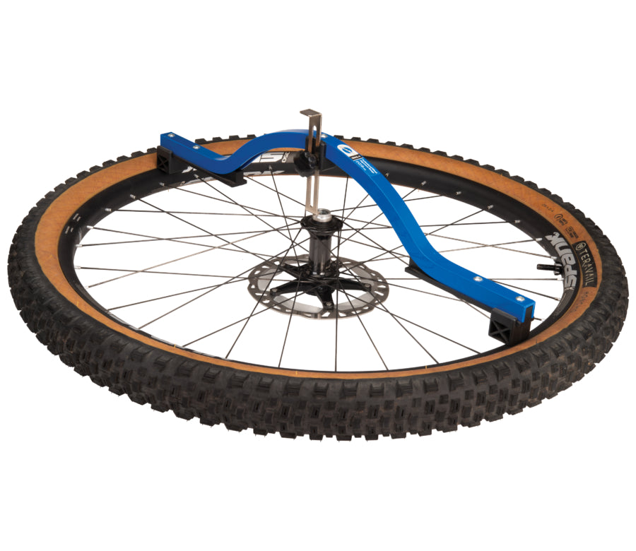 Park Tool WAG-4 che misura la campanatura di una ruota MTB con freno a disco
