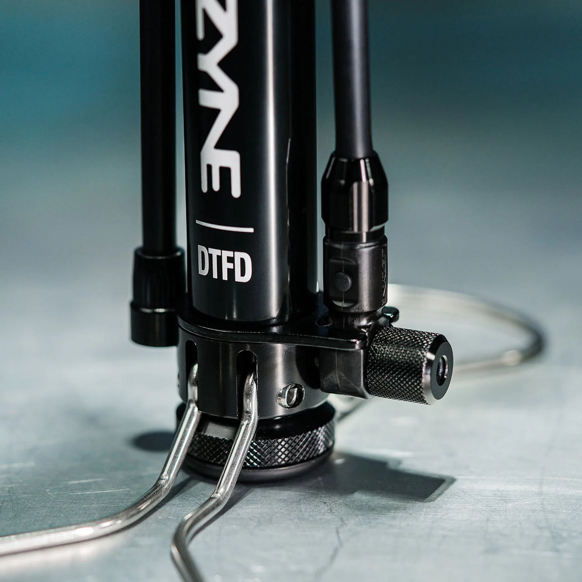 Pompa da pavimento LEZYNE DIGITAL TRAVEL FLOOR DRIVE nera