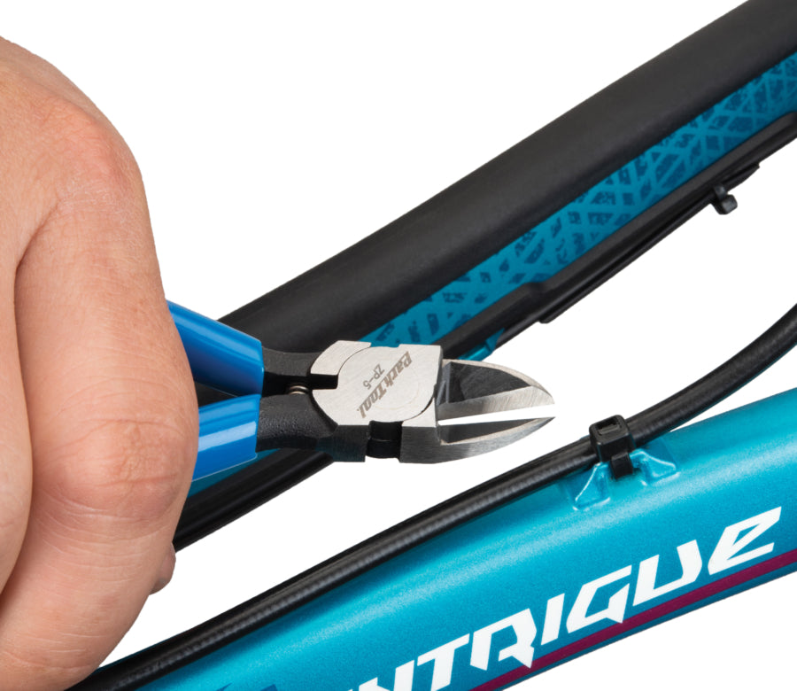 Park Tool ZP-5 mentre taglia l'estremità di una fascetta