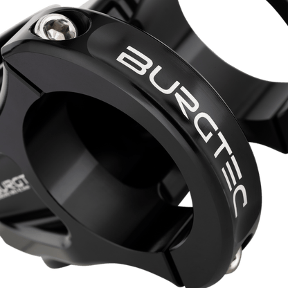 Attacco manubrio BURGTEC ENDURO MK3 nero — dettaglio del morsetto del manubrio