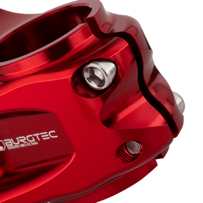 Attacco manubrio BURGTEC ENDURO MK3 rosso — dettaglio del morsetto del cannotto
