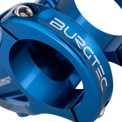 Attacco manubrio BURGTEC ENDURO MK3 blu — dettaglio del morsetto del manubrio