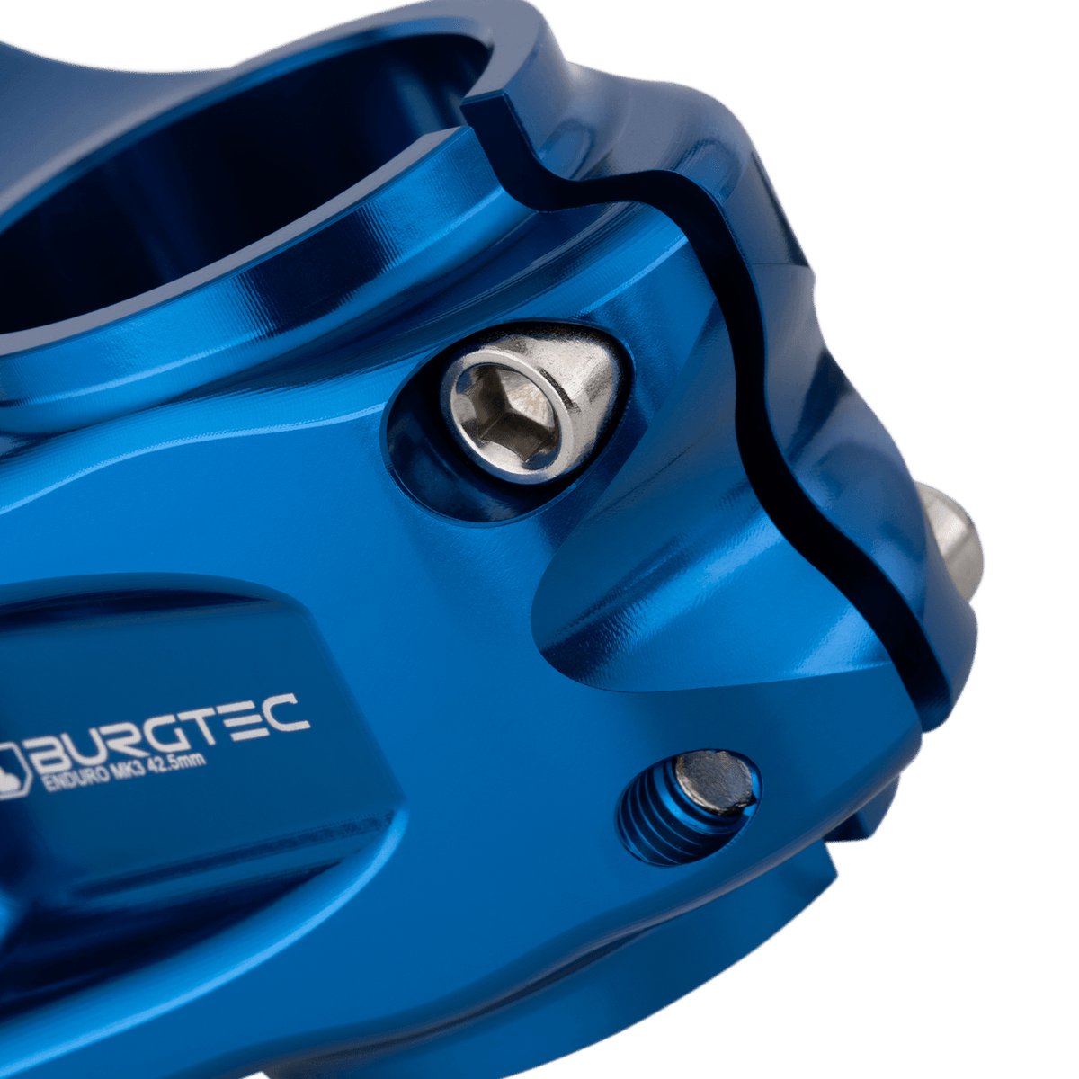 Attacco manubrio BURGTEC ENDURO MK3 blu — dettaglio del morsetto del cannotto