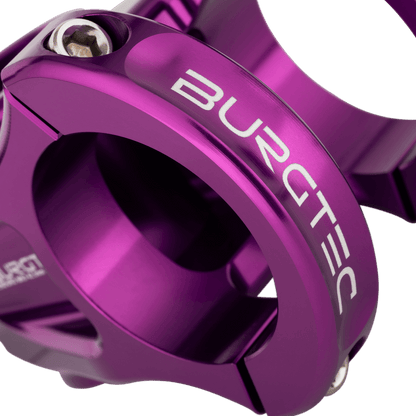 Attacco manubrio BURGTEC ENDURO MK3 viola — dettaglio del morsetto del manubrio