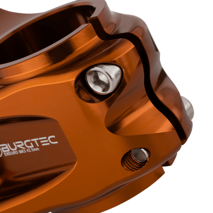 Attacco manubrio BURGTEC ENDURO MK3 bronzo — dettaglio del morsetto del cannotto