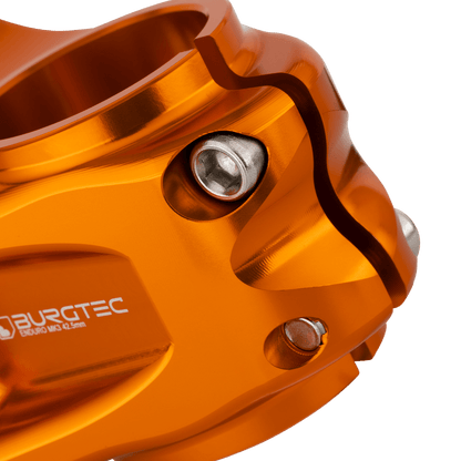 Attacco manubrio BURGTEC ENDURO MK3 arancione — dettaglio del morsetto del cannotto