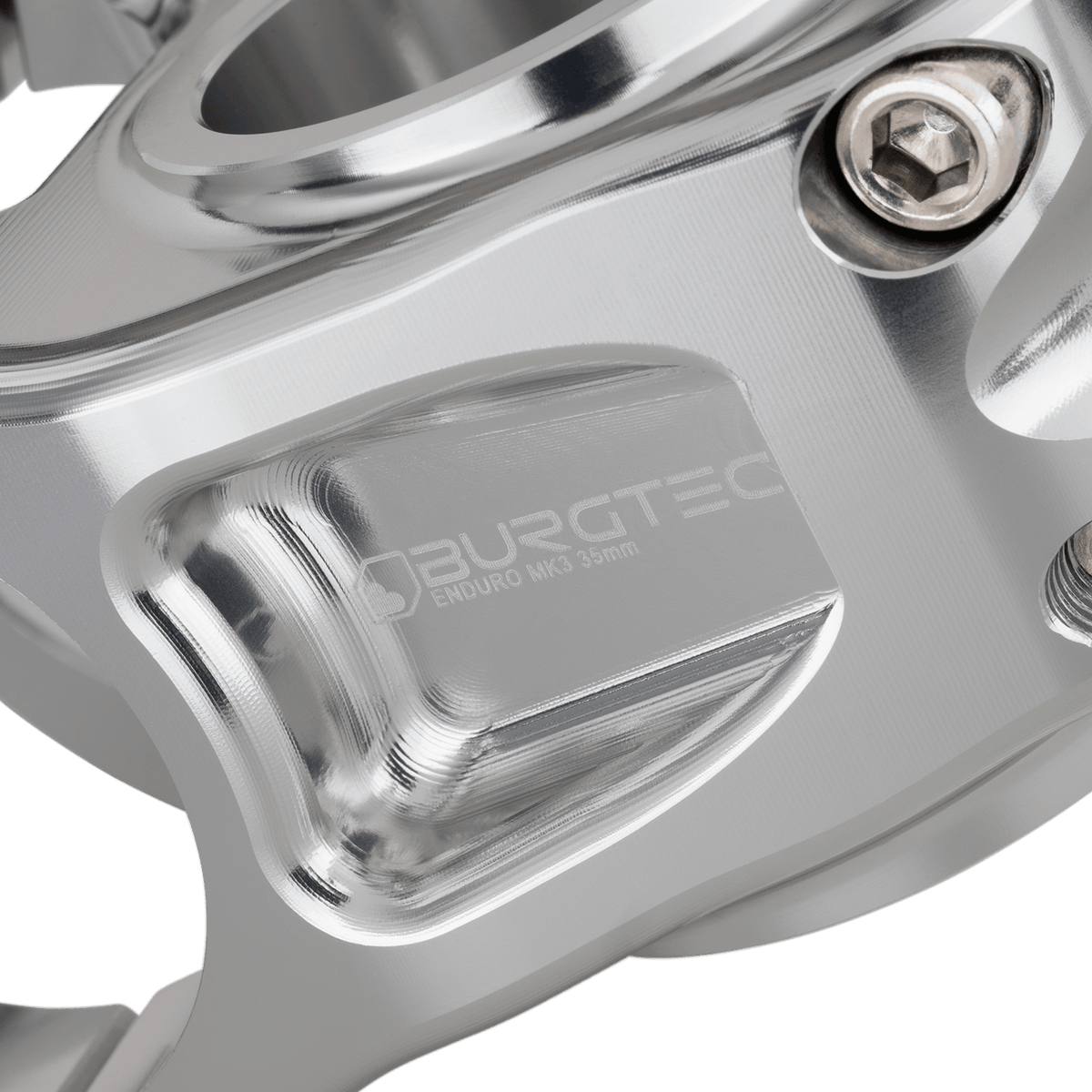 Attacco manubrio BURGTEC ENDURO MK3 argento — dettaglio del corpo lavorato
