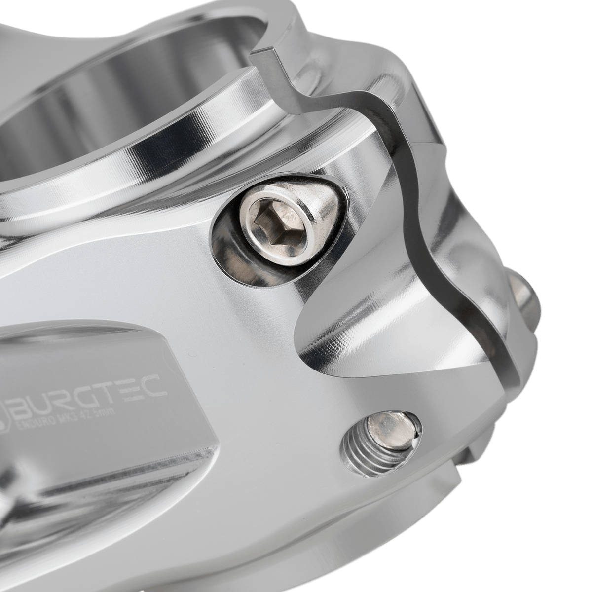 Attacco manubrio BURGTEC ENDURO MK3 argento — dettaglio del morsetto del cannotto