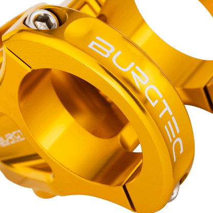 Attacco manubrio BURGTEC ENDURO MK3 oro — dettaglio del morsetto del manubrio