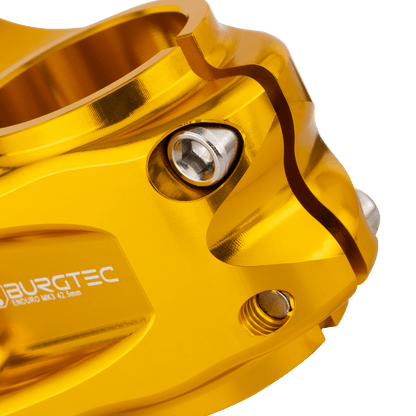 Attacco manubrio BURGTEC ENDURO MK3 oro — dettaglio del morsetto del cannotto