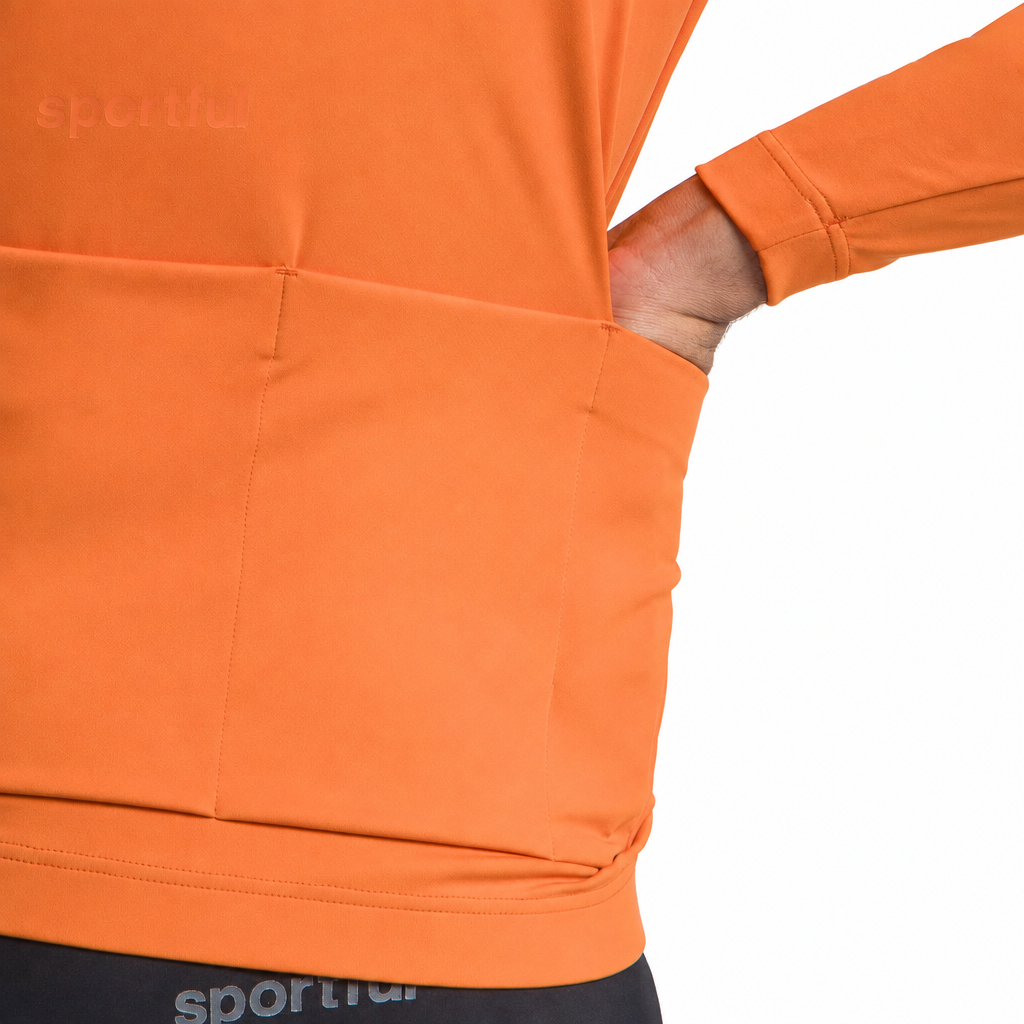 Giacca SPORTFUL CLASSIC 2 arancione, tasca posteriore su sfondo bianco