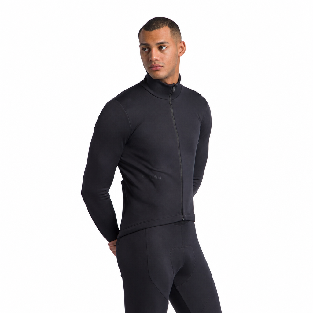 Giacca SPORTFUL CLASSIC 2 nera, vista di tre quarti su sfondo bianco
