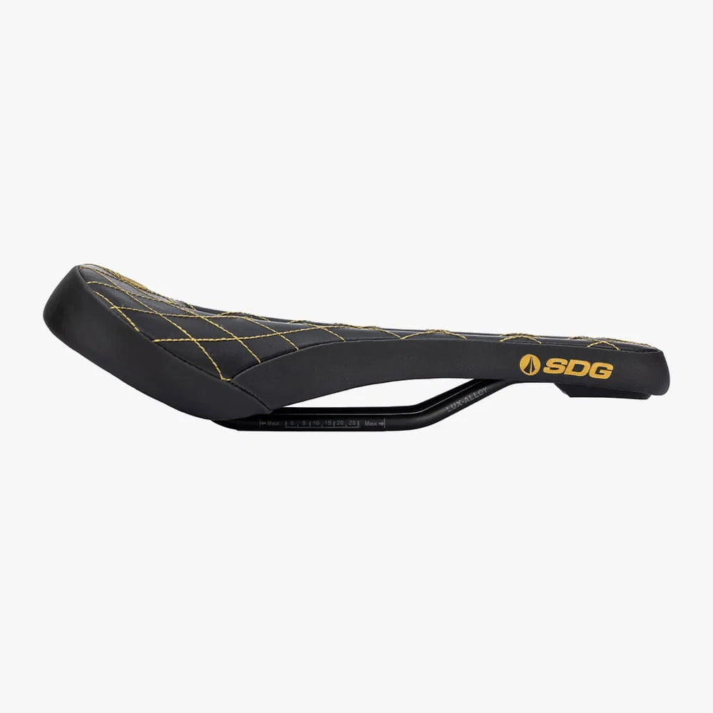 Sella SDG BEL-AIR V3 MAX con binari Lux-Alloy, nera e oro, con impunture