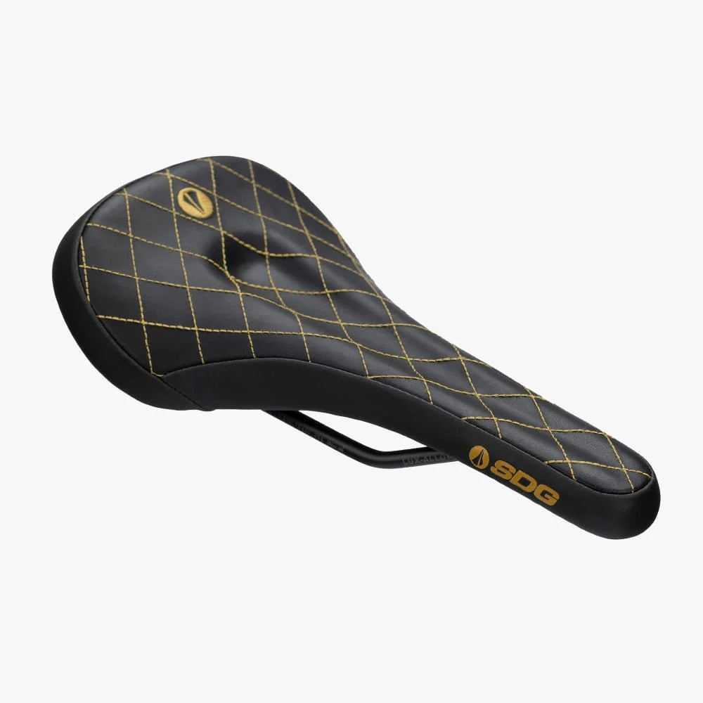 Sella SDG BEL-AIR V3 MAX con binari Lux-Alloy, nera e oro, con impunture